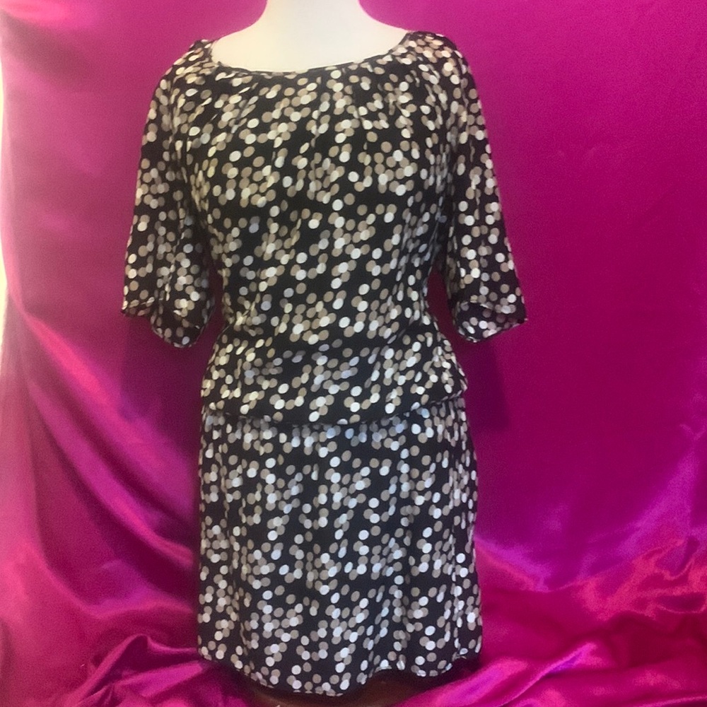 Juicy couture size 2 (like a M tho) polka dot. Flair sleeve. Sinch waist…